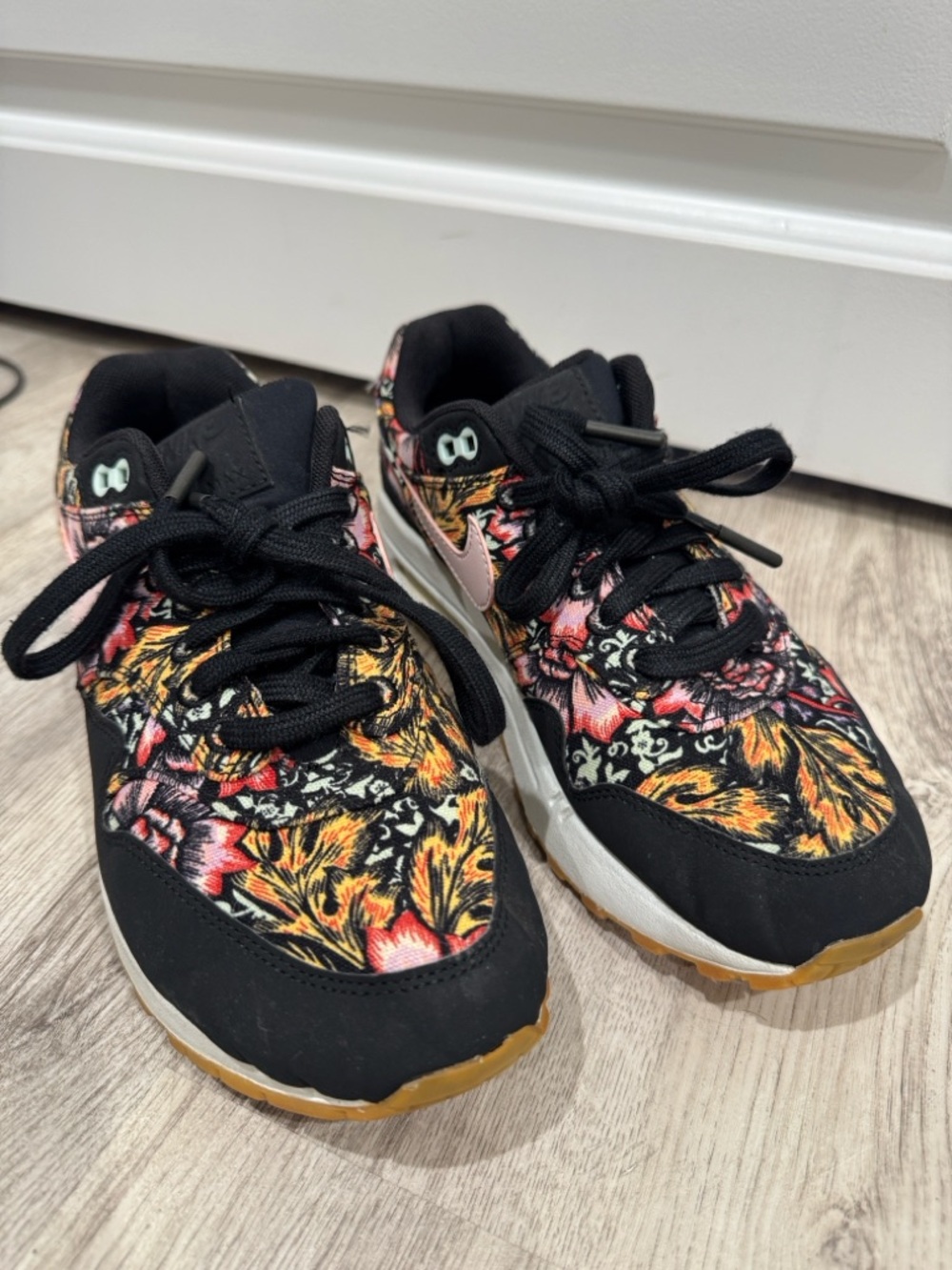 Nike Air Max Floral Print Sneakers Women’s Size 7.5 Black Multi Color Streetwear - Picture 2 of 6